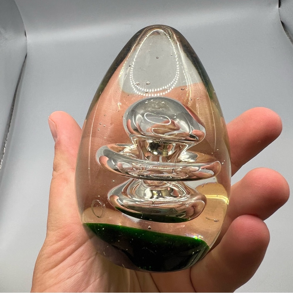 controlled bubble glass paperweight Green and clear - Picture 7 of 7